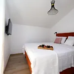 Luxury Monika Near The Sea With Private Parking Daire Bibinje