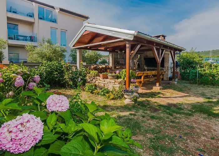 Luxury Monika Near The Sea With Private Parking Apartman *